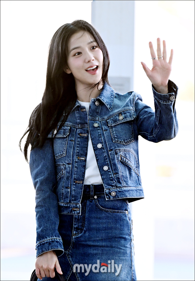 Jisoo khiến sân bay náo loạn trước thềm Paris Fashion Week: Visual tựa "mối tình đầu", fan té ngã do chen lấn- Ảnh 4.