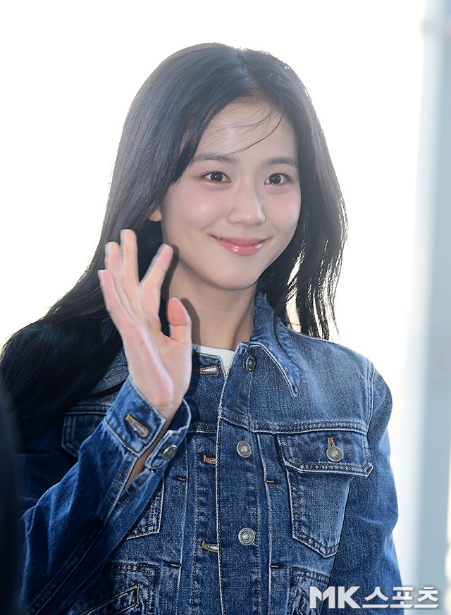 Jisoo khiến sân bay náo loạn trước thềm Paris Fashion Week: Visual tựa "mối tình đầu", fan té ngã do chen lấn- Ảnh 6.