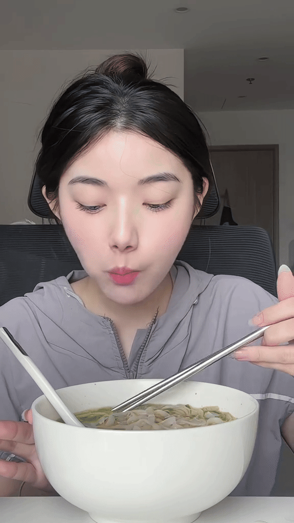Sinh năm 2002 đã tự sắm ô tô, "tiên nữ mukbang" Quỳnh Trương giỏi và giàu cỡ nào?- Ảnh 1.