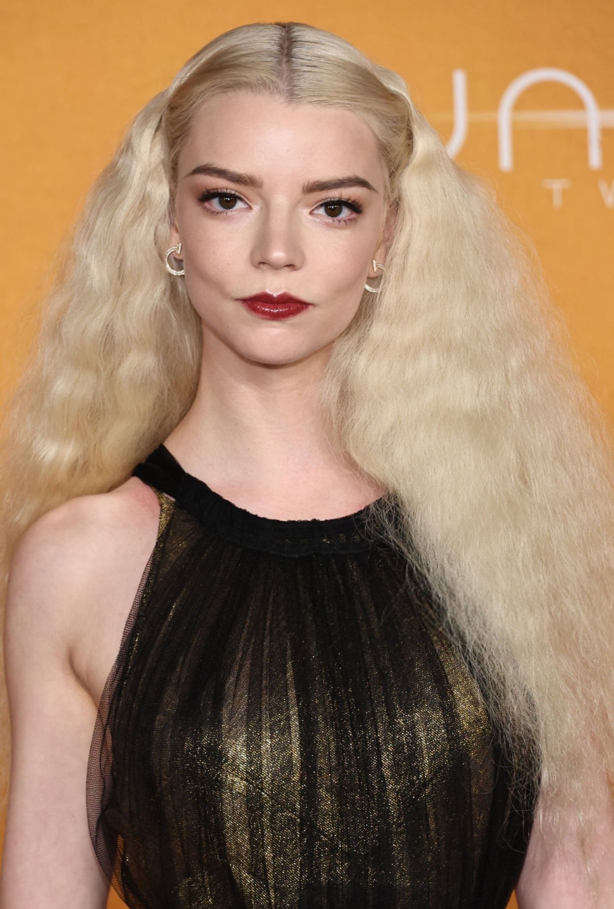 "Búp bê nước Mỹ" Anya Taylor-Joy bị chỉ trích kịch liệt vì khoe hậu trường o ép vòng eo nhìn là thấy bí thở- Ảnh 5. "Búp bê nước Mỹ" Anya Taylor-Joy bị chỉ trích kịch liệt vì khoe hậu trường o ép vòng eo nhìn là thấy bí thở- Ảnh 5.