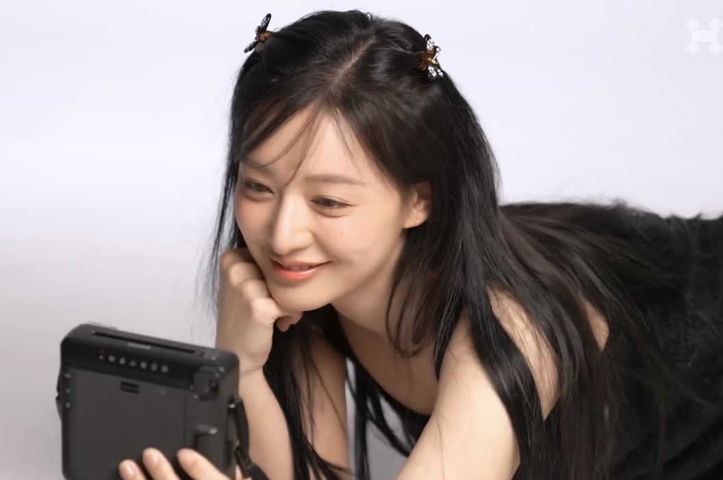 Không những hợp làm chaebol mà Kim Ji Won còn có vibe idol xinh yêu, bảo sao dân tình cứ mãi u mê- Ảnh 1.