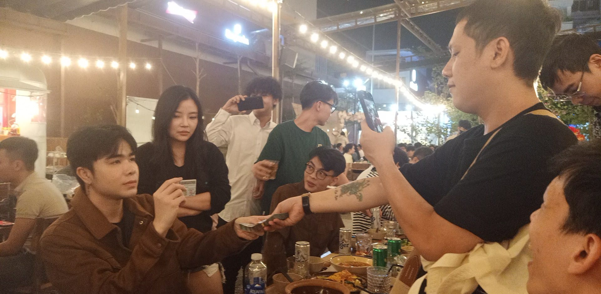 Zeros và Thầy Giáo Ba gặp nhau trong một buổi tiệc mới đây và có cả Emmy Zeros và Thầy Giáo Ba gặp nhau trong một buổi tiệc mới đây và có cả Emmy