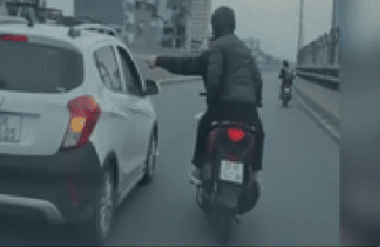 Từ vụ hai người đi xe máy cà khịa, hành hung người trên đường: Thế nào là phòng vệ chính đáng?- Ảnh 1. Từ vụ hai người đi xe máy cà khịa, hành hung người trên đường: Thế nào là phòng vệ chính đáng?- Ảnh 1.