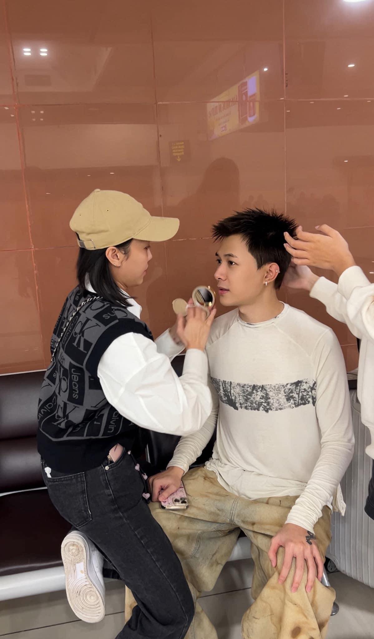 Diệu Nhi phải tự tay make-up cho Anh Tú ngay giữa sân bay vì sự cố không ngờ- Ảnh 1.