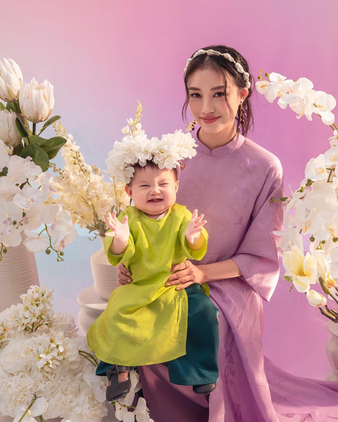 1001 mẫu áo dài Tết của "elm" Pam, diện lên đúng chuẩn: "Xinh ngoan iu của mẹ đây rồi!"- Ảnh 16.