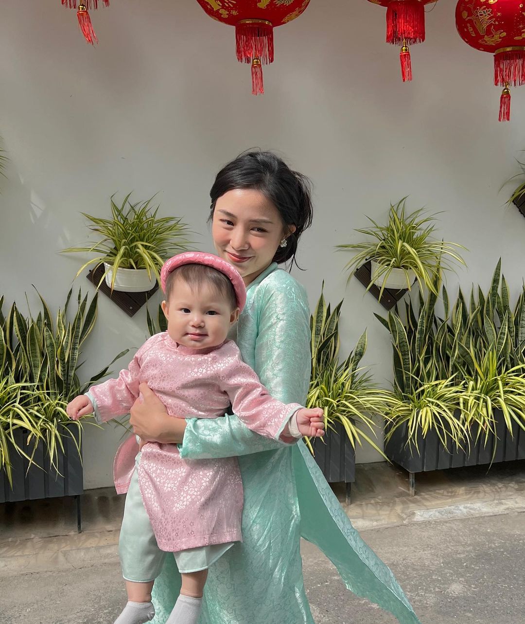 1001 mẫu áo dài Tết của "elm" Pam, diện lên đúng chuẩn: "Xinh ngoan iu của mẹ đây rồi!"- Ảnh 13.