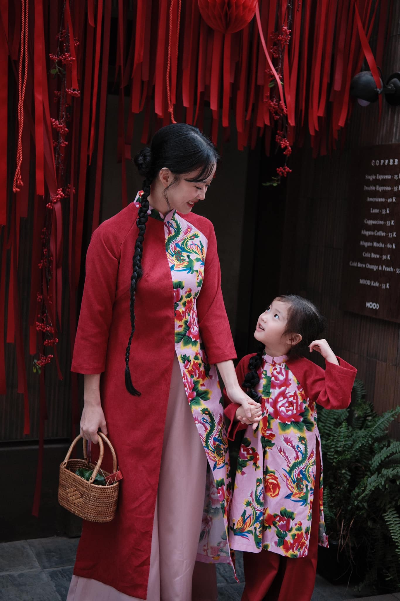 2 mẹ con xúng xính trong tà áo dài Tết, mách các mẹ những địa điểm chụp ảnh áo dài hot nhất Tết năm nay- Ảnh 5.