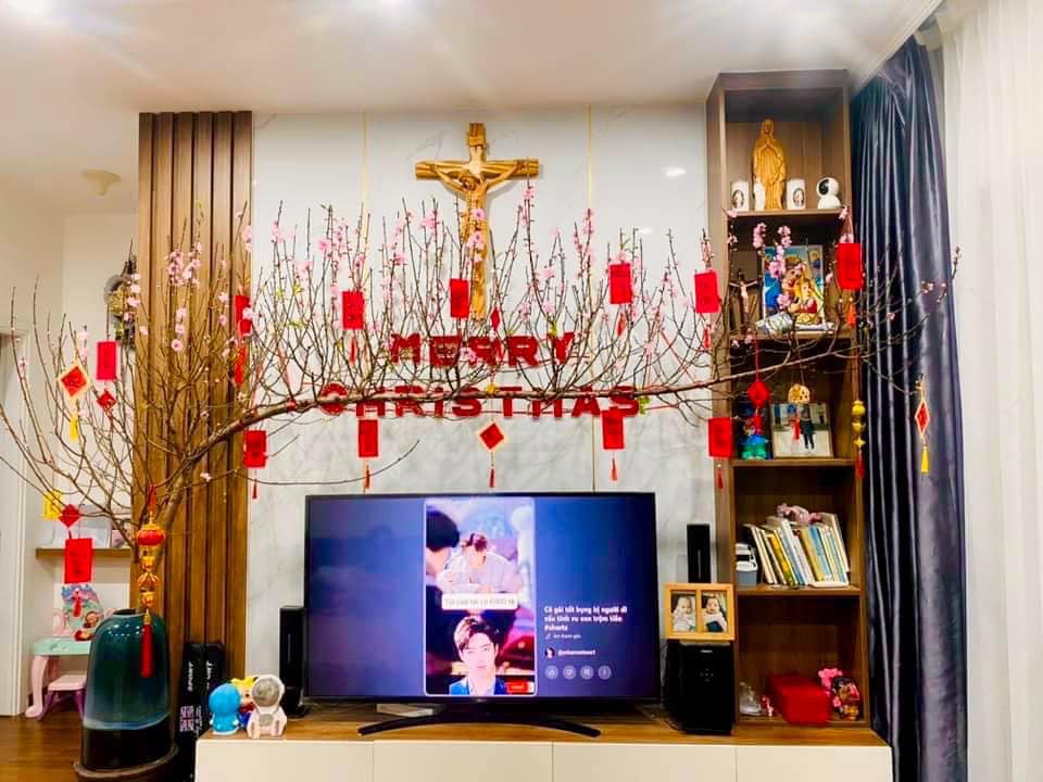 Dân chơi đào huyền "khóc dở mếu dở": Gia chủ chật vật với cây ngả nghiêng không đứng vững, bình hoa vỡ tan tành- Ảnh 3.