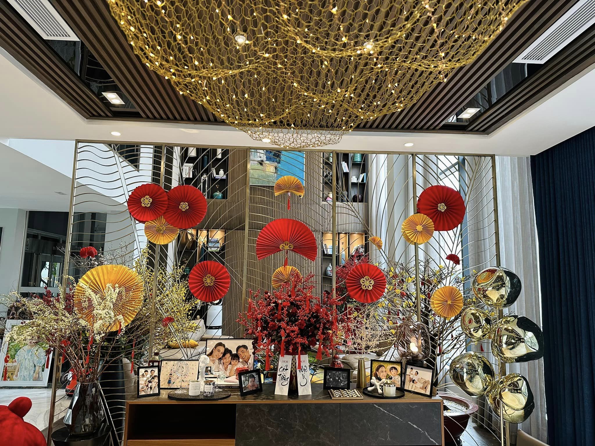 Siêu biệt thự của Cường Đô La ngày 30 Tết: Gia chủ tự tay ''thắp sáng'' bằng đèn lồng, rực rỡ nhất nhì quận 7- Ảnh 14. Siêu biệt thự của Cường Đô La ngày 30 Tết: Gia chủ tự tay ''thắp sáng'' bằng đèn lồng, rực rỡ nhất nhì quận 7- Ảnh 14.