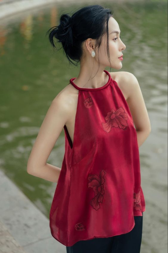 4 kiểu tóc búi xinh, gọn lại không già, diện cùng áo dài, áo yếm ngày Tết là đẹp khỏi bàn- Ảnh 1.