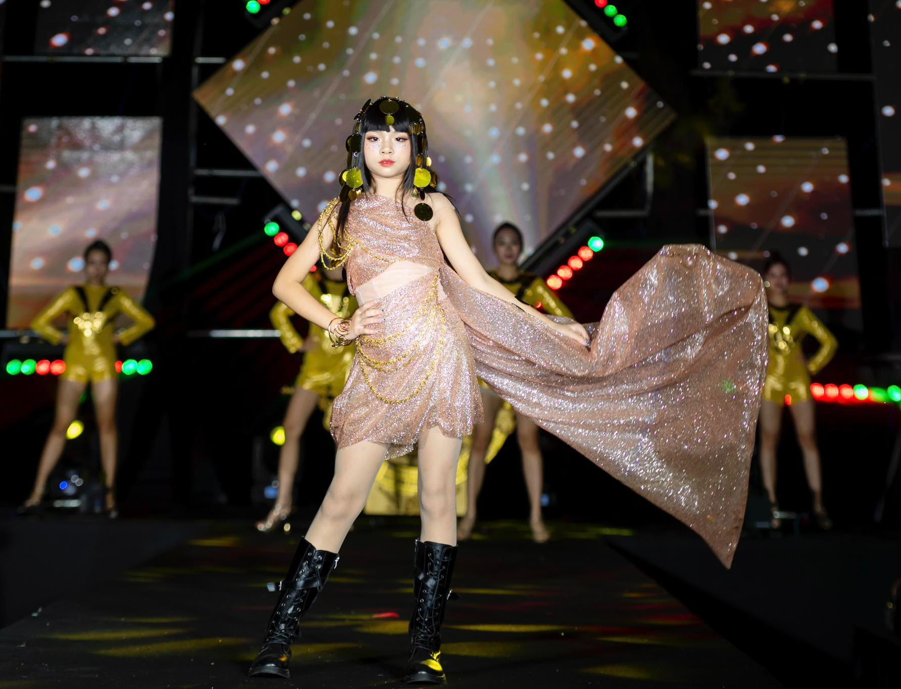 Dancer nhí được ví như "viên kim cương" trên sàn diễn thời trang Hà thành là ai?- Ảnh 5.