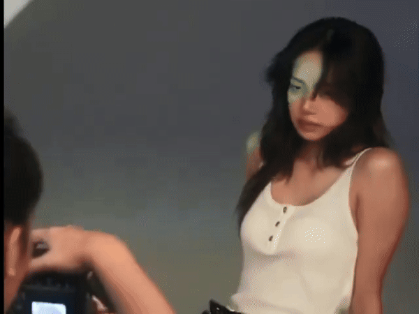 Lisa tung clip khoe visual “tổng tài", vừa lập công ty riêng đã có nhiều job khủng- Ảnh 2.