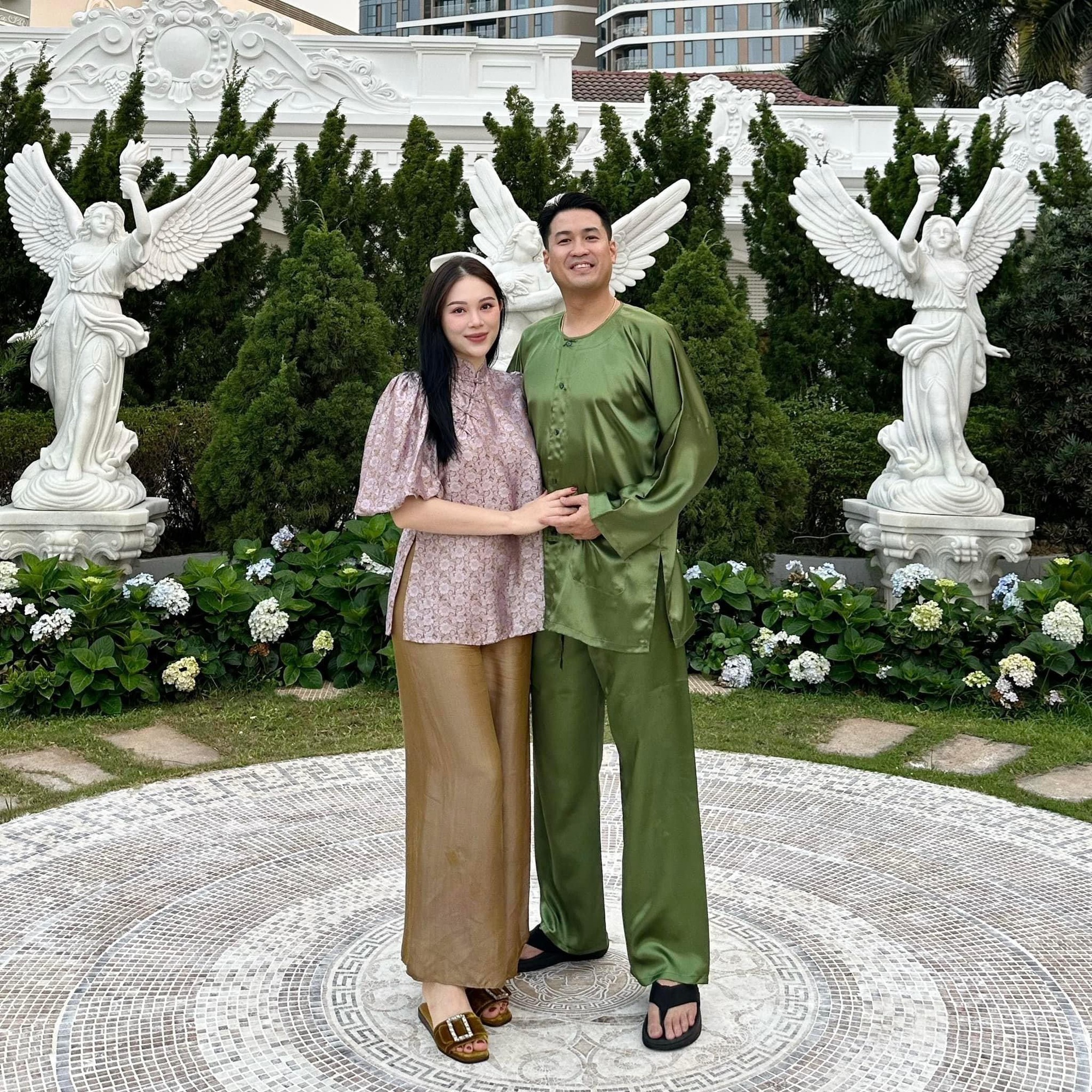 "Mẹ bỉm" Linh Rin lần đầu xuất hiện sau khi sinh con gái, nhan sắc thế nào mà hội chị em ùa vào "xin vía"- Ảnh 2.