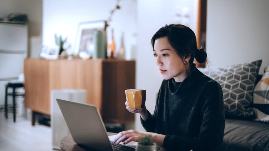 Bài toán tài chính gia đình: Vợ chồng thu nhập thấp nên ưu tiên tiết kiệm hay mua bảo hiểm?- Ảnh 1.