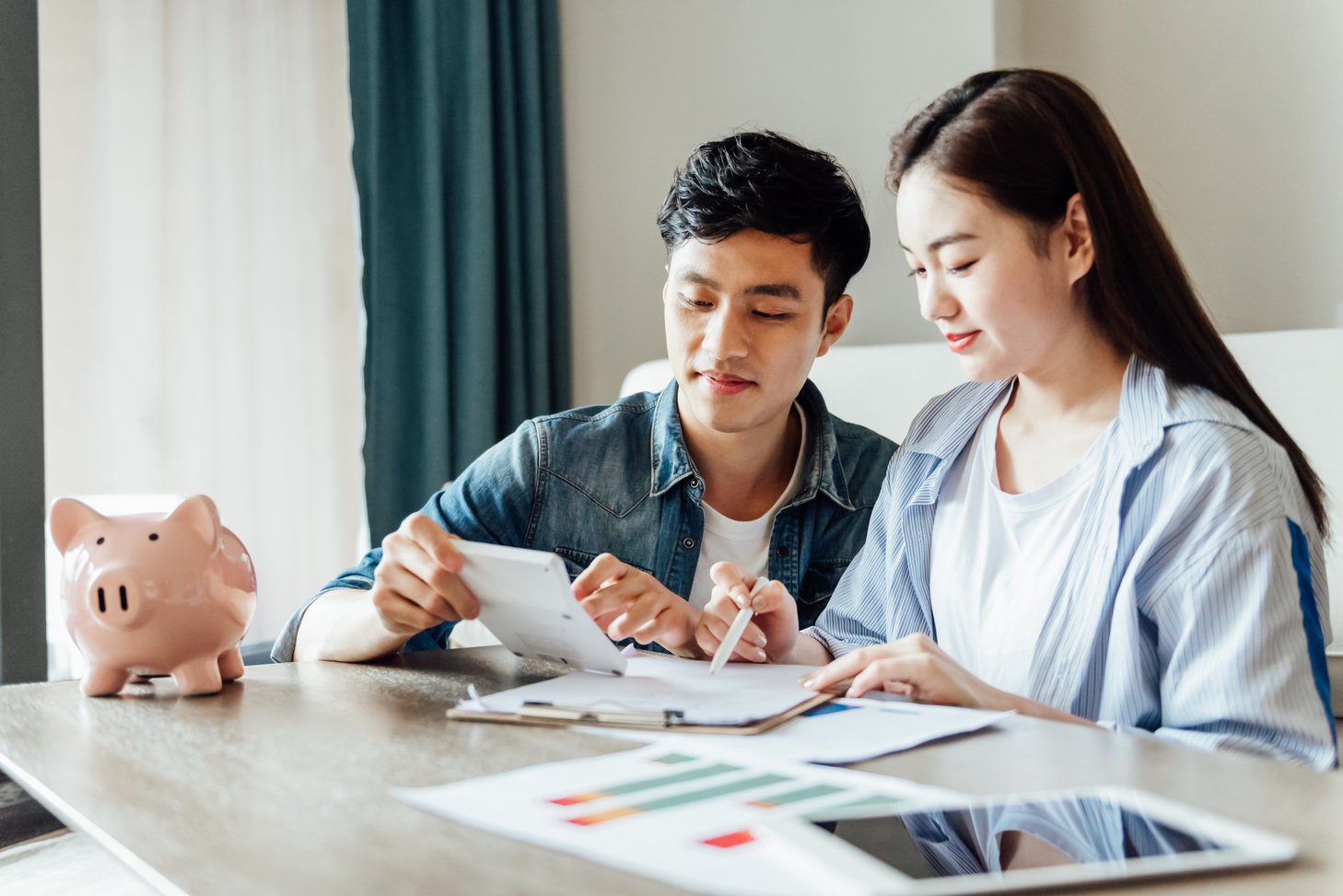 Bài toán tài chính gia đình: Vợ chồng thu nhập thấp nên ưu tiên tiết kiệm hay mua bảo hiểm?- Ảnh 3.