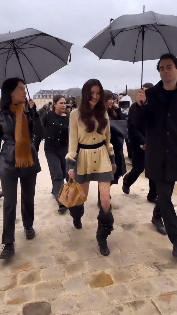 Dương Mịch khoe khí chất đại minh tinh, Quỳnh Anh Shyn - Baifern biến hóa đa dạng tại show LOEWE- Ảnh 8.