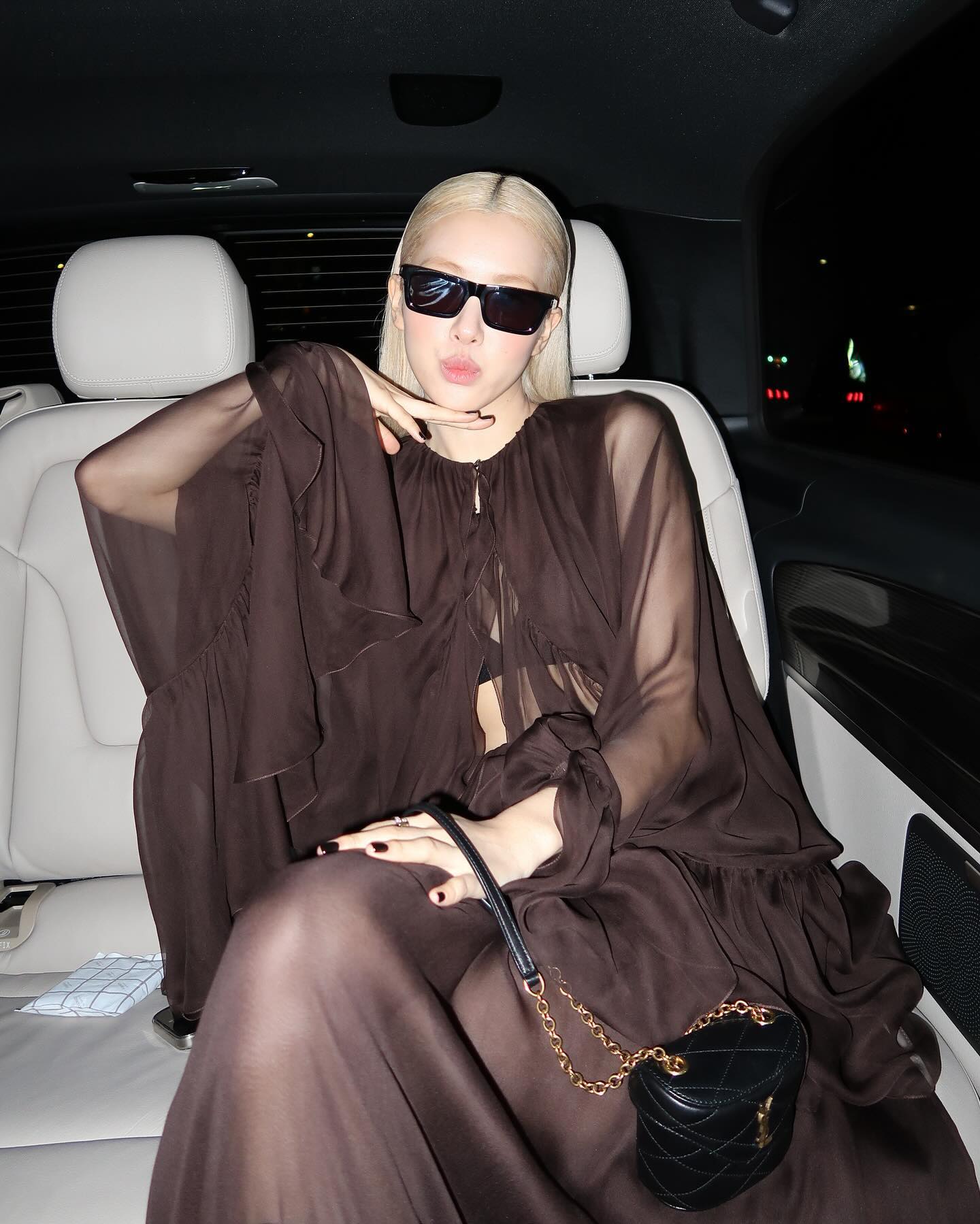 Paris Fashion Week còn chưa hết, Rosé vẫn được Vogue vinh danh là một trong những sao mặc ấn tượng nhất- Ảnh 1.