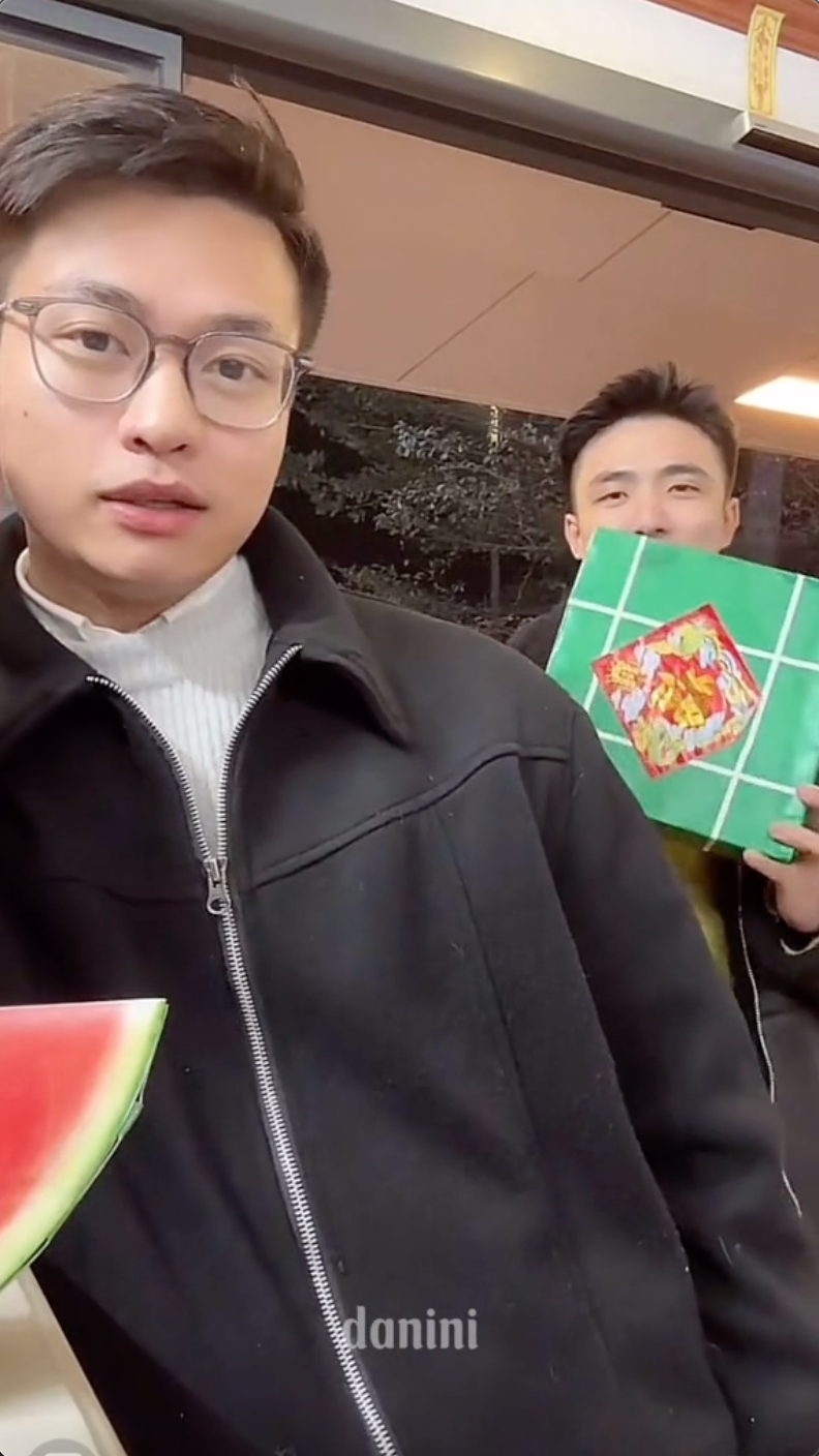 Mê cái cách Ninh Anh Bùi và "Âm iu ơi" teamwork để bán đồ ăn cùng giỏ quà Tết giúp mẹ!- Ảnh 6. Mê cái cách Ninh Anh Bùi và "Âm iu ơi" teamwork để bán đồ ăn cùng giỏ quà Tết giúp mẹ!- Ảnh 6.