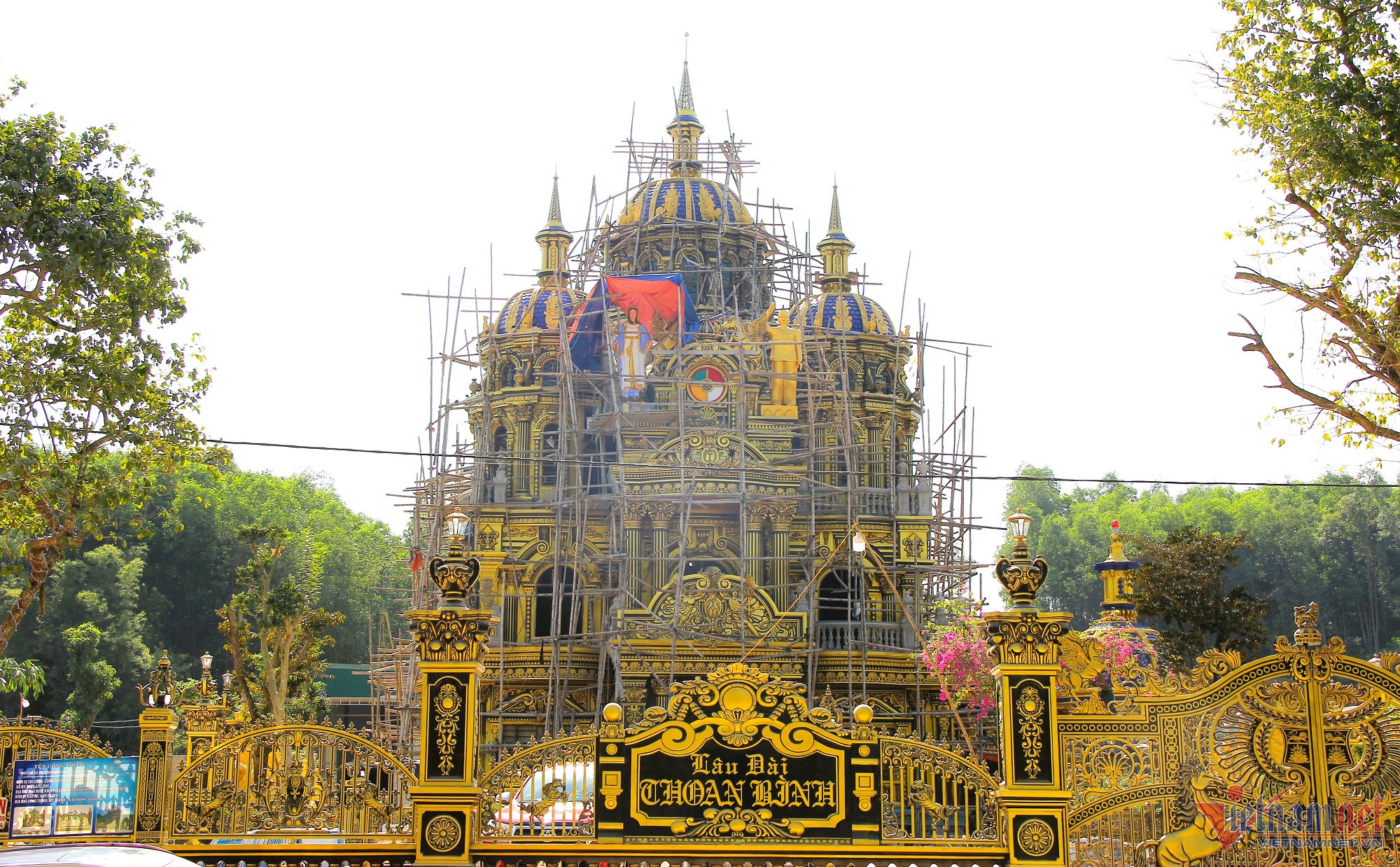 Hoa mắt với lâu đài dát vàng của "đại gia đồng nát" ở Nghệ An, đến toilet cũng phủ vàng bóng loáng- Ảnh 1.