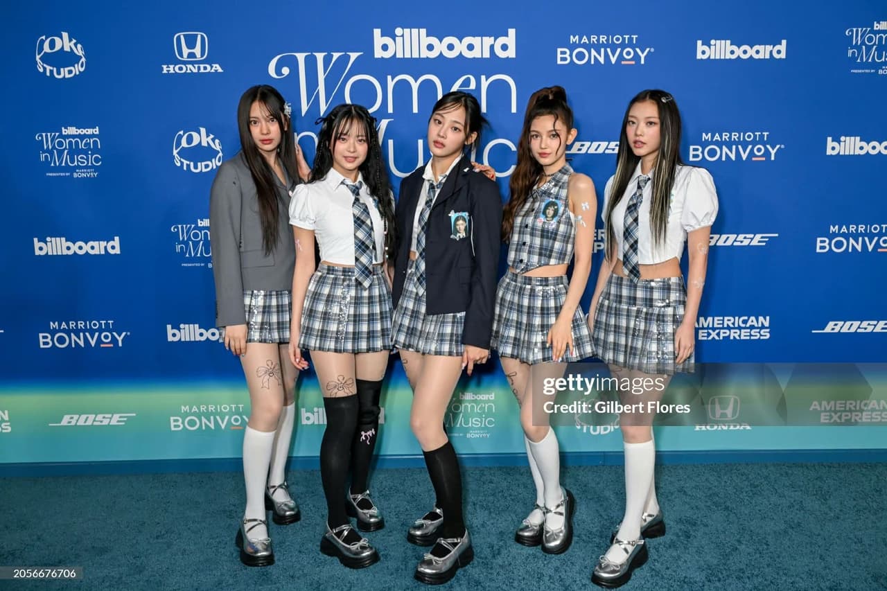 Trend đồng phục biến tấu được khởi xướng từ các idol K-POP: Knet phản ứng dữ dội, NewJeans và LE SSERAFIM bị nêu tên - Ảnh 5.