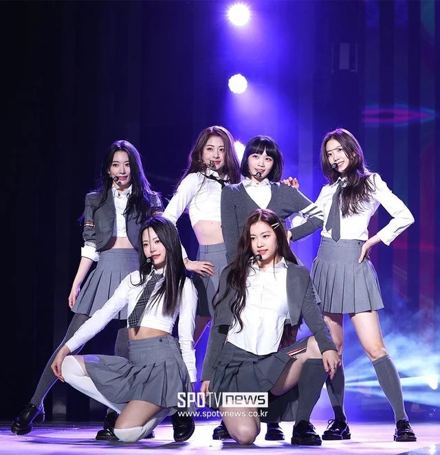 Trend đồng phục biến tấu được khởi xướng từ các idol K-POP: Knet phản ứng dữ dội, NewJeans và LE SSERAFIM bị nêu tên - Ảnh 1.