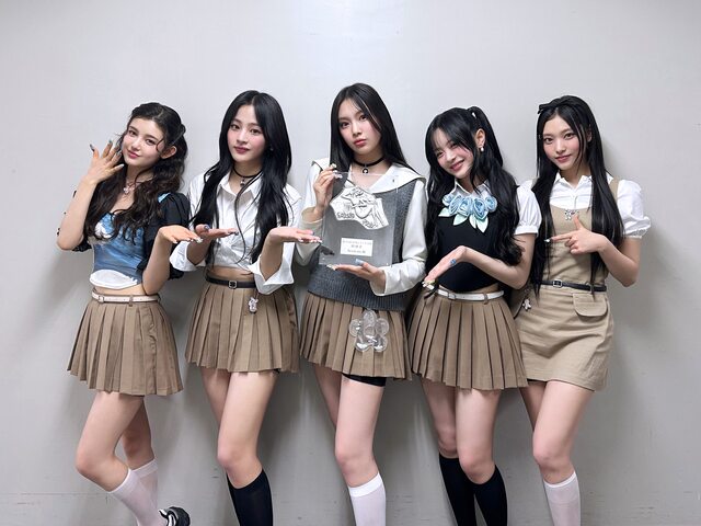Trend đồng phục biến tấu được khởi xướng từ các idol K-POP: Knet phản ứng dữ dội, NewJeans và LE SSERAFIM bị nêu tên - Ảnh 8.