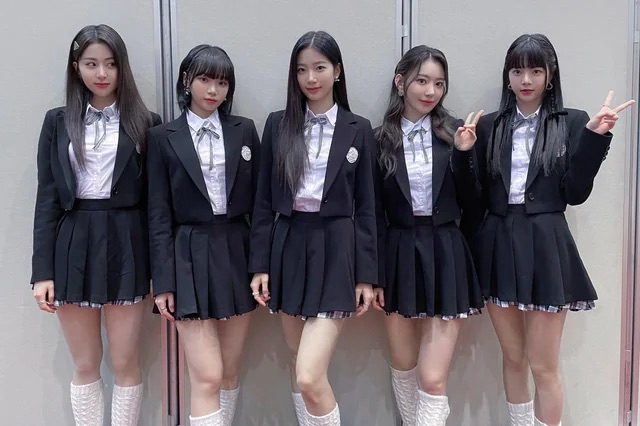 Trend đồng phục biến tấu được khởi xướng từ các idol K-POP: Knet phản ứng dữ dội, NewJeans và LE SSERAFIM bị nêu tên - Ảnh 2.
