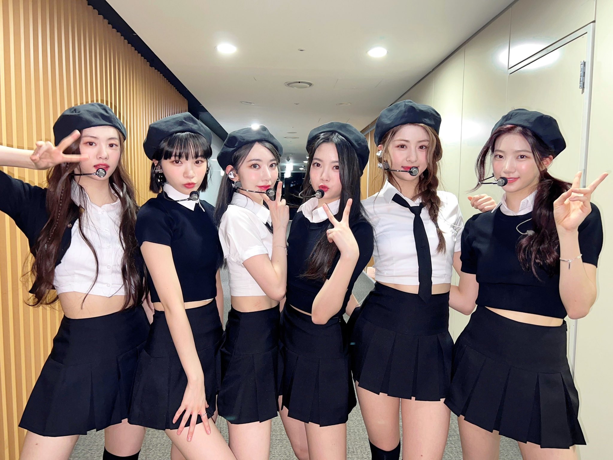 Trend đồng phục biến tấu được khởi xướng từ các idol K-POP: Knet phản ứng dữ dội, NewJeans và LE SSERAFIM bị nêu tên - Ảnh 3.