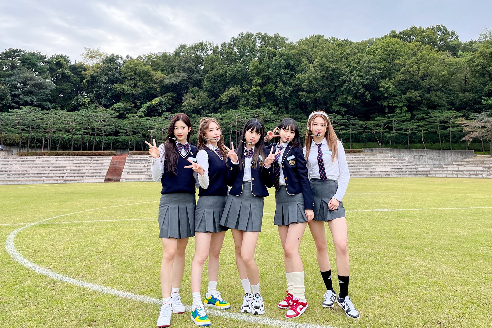 Trend đồng phục biến tấu được khởi xướng từ các idol K-POP: Knet phản ứng dữ dội, NewJeans và LE SSERAFIM bị nêu tên - Ảnh 4.