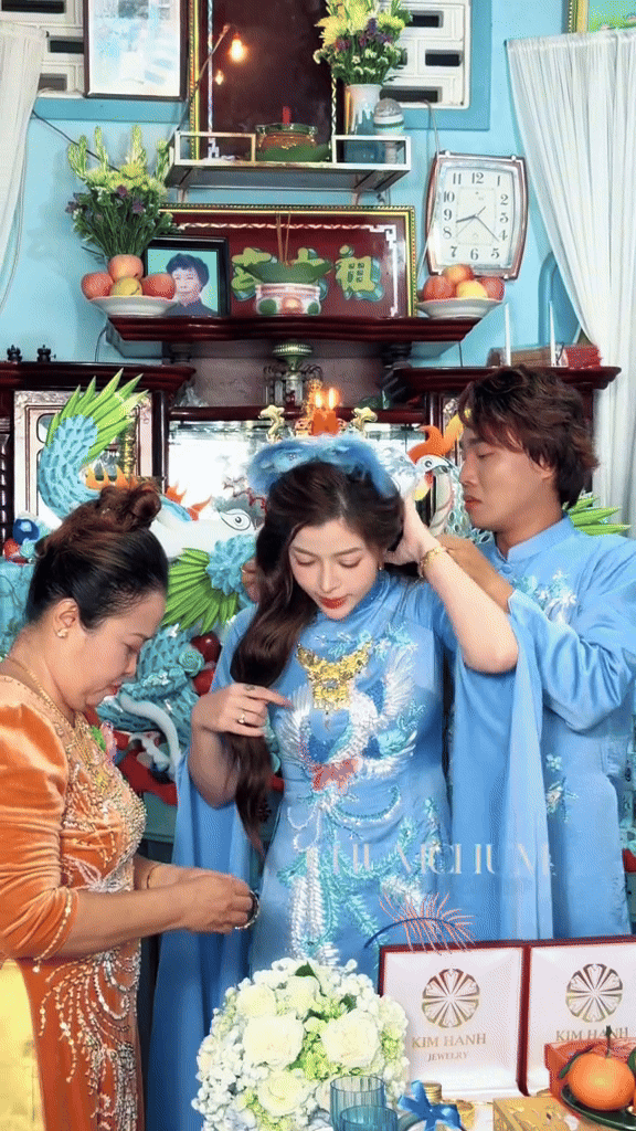 Đám cưới miền Tây ngập vàng, Lê Bống và dàn khách  diện áo bà ba quấn khăn rằn "đổ bộ": Cô dâu là ai?- Ảnh 2.