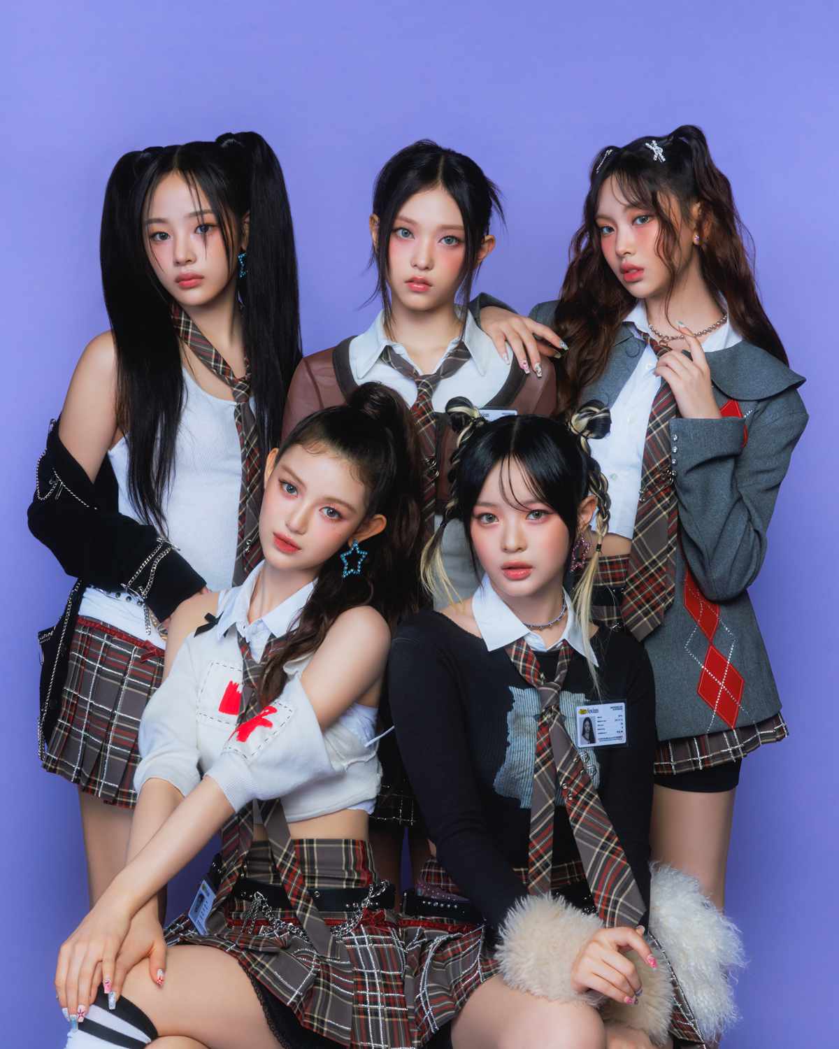 Trend đồng phục biến tấu được khởi xướng từ các idol K-POP: Knet phản ứng dữ dội, NewJeans và LE SSERAFIM bị nêu tên - Ảnh 6.