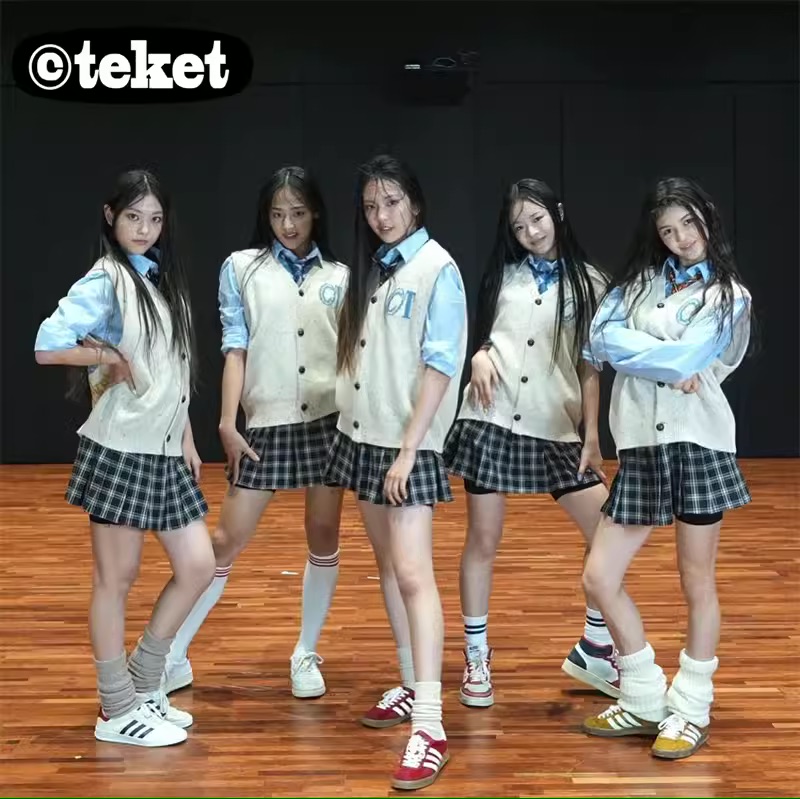 Trend đồng phục biến tấu được khởi xướng từ các idol K-POP: Knet phản ứng dữ dội, NewJeans và LE SSERAFIM bị nêu tên - Ảnh 9.