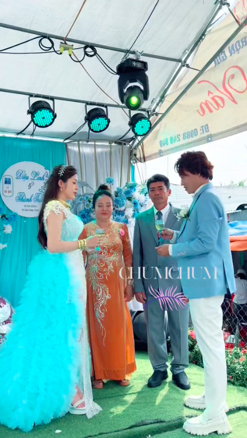 Đám cưới miền Tây ngập vàng, Lê Bống và dàn khách  diện áo bà ba quấn khăn rằn "đổ bộ": Cô dâu là ai?- Ảnh 1.