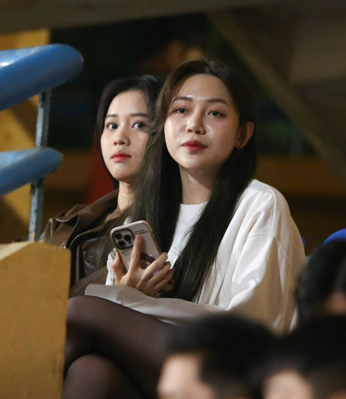 Cam thường bắt trọn nhan sắc bạn gái hậu vệ đội tuyển Việt Nam: Trên mạng keo lì, sexy, còn ngoài đời thế nào?- Ảnh 1.