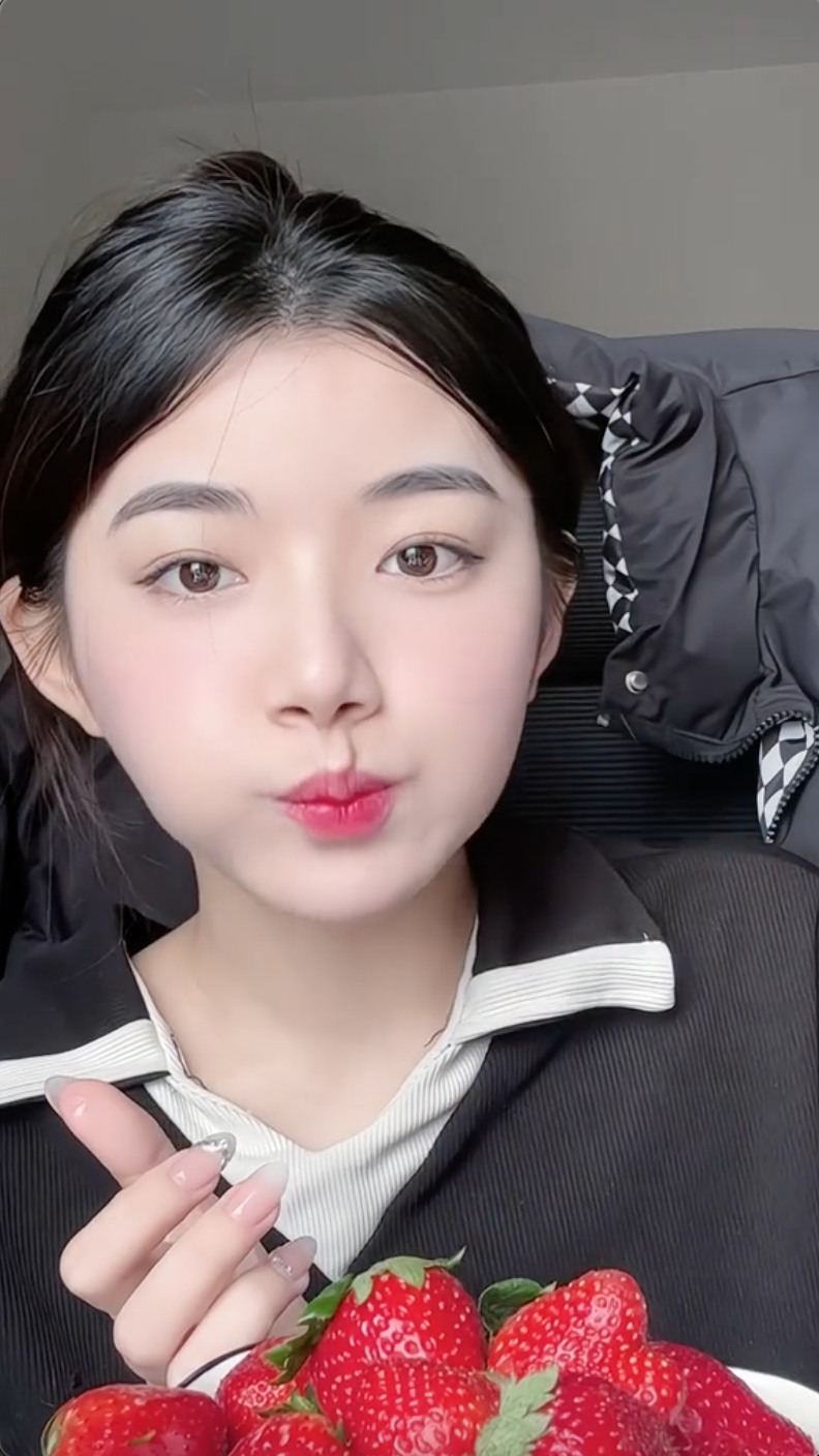 Rần rần trước nghi vấn "hot girl đạo nhái tiên nữ mukbang", bắt chước từ clip đến cả cách ghi tiểu sử?- Ảnh 1.