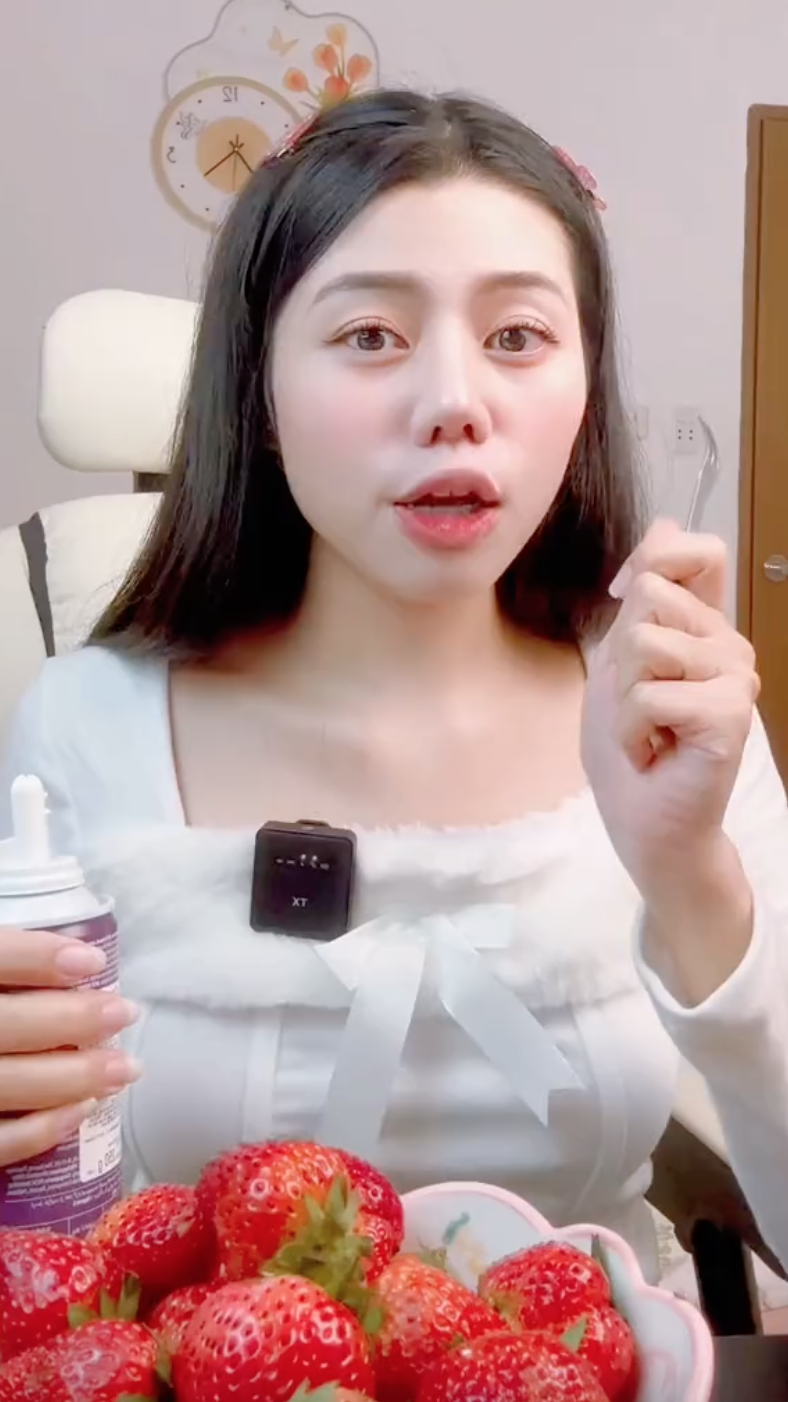 Rần rần trước nghi vấn "hot girl đạo nhái tiên nữ mukbang", bắt chước từ clip đến cả cách ghi tiểu sử?- Ảnh 2.