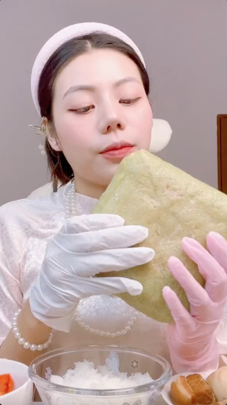Rần rần trước nghi vấn "hot girl đạo nhái tiên nữ mukbang", bắt chước từ clip đến cả cách ghi tiểu sử?- Ảnh 7.