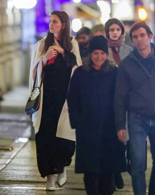 Suri Cruise mặt mộc xuề xoà xuống phố, may có ngũ quan "gánh còng lưng"- Ảnh 9.