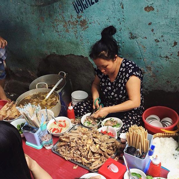 Khách hàng nói gì về bún ngan Nhàn: Nổi tiếng là hay "chửi khách" nhưng sao vẫn đông?- Ảnh 5.
