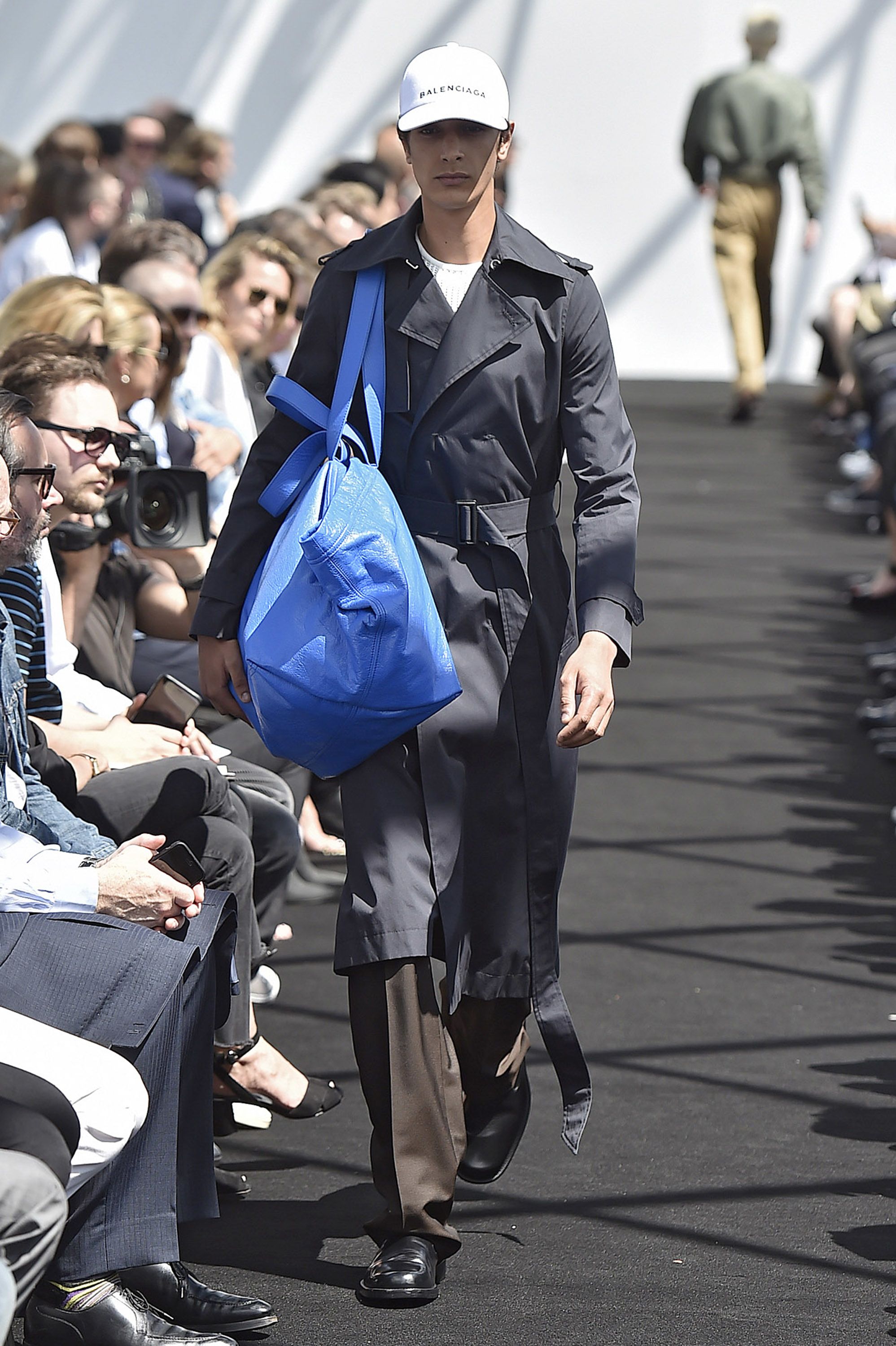 Balenciaga bán vòng tay 81 triệu y chang cuộn băng dính, netizen than trời: "Đừng lố nữa quá mệt rồi!"- Ảnh 9. Balenciaga bán vòng tay 81 triệu y chang cuộn băng dính, netizen than trời: "Đừng lố nữa quá mệt rồi!"- Ảnh 9.