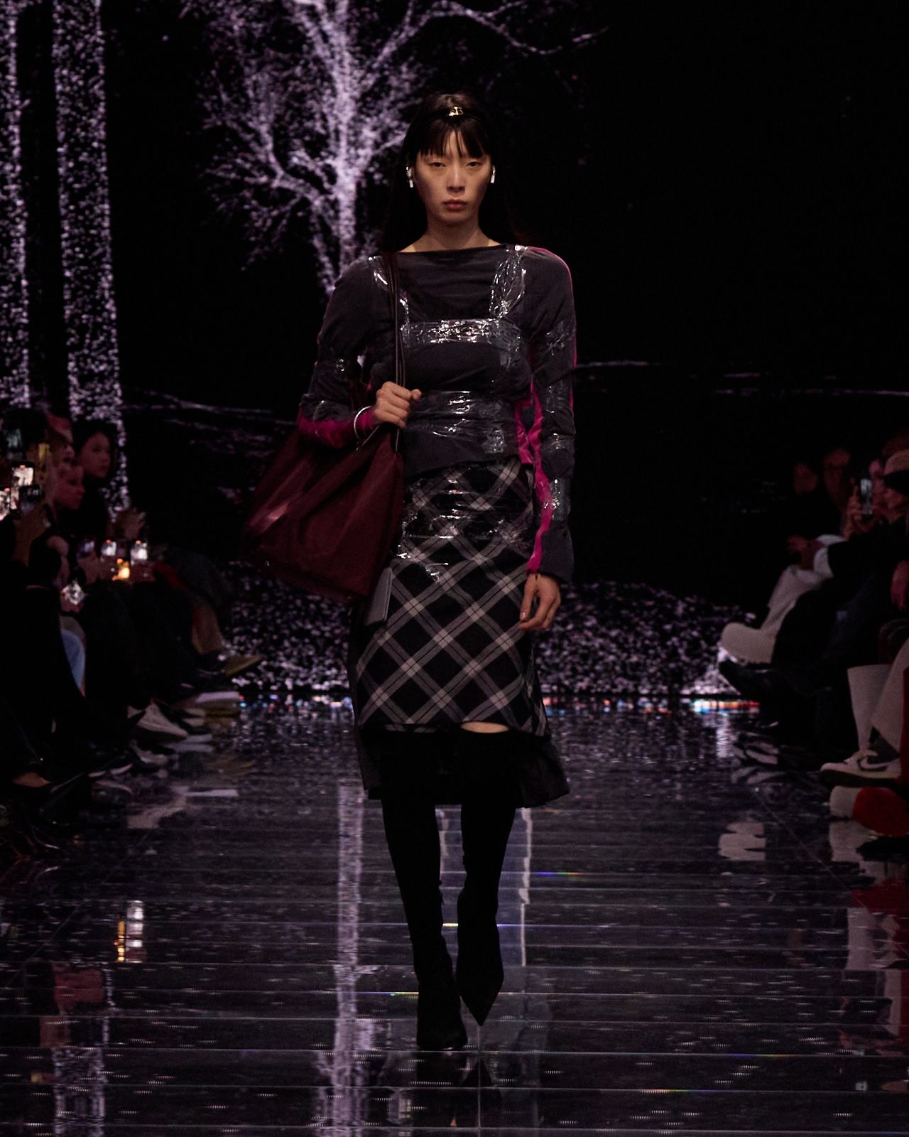 Balenciaga bán vòng tay 81 triệu y chang cuộn băng dính, netizen than trời: "Đừng lố nữa quá mệt rồi!"- Ảnh 6. Balenciaga bán vòng tay 81 triệu y chang cuộn băng dính, netizen than trời: "Đừng lố nữa quá mệt rồi!"- Ảnh 6.