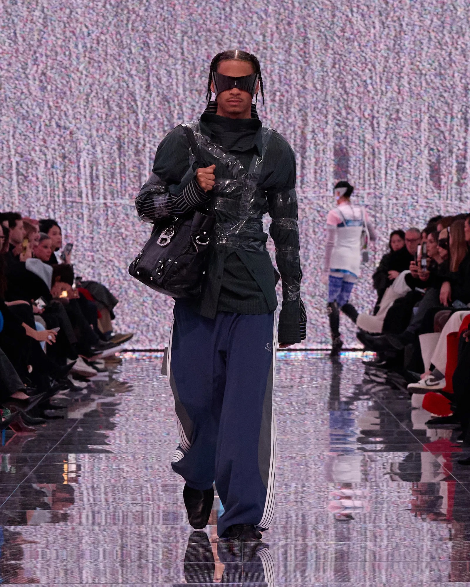 Balenciaga bán vòng tay 81 triệu y chang cuộn băng dính, netizen than trời: "Đừng lố nữa quá mệt rồi!"- Ảnh 5. Balenciaga bán vòng tay 81 triệu y chang cuộn băng dính, netizen than trời: "Đừng lố nữa quá mệt rồi!"- Ảnh 5.