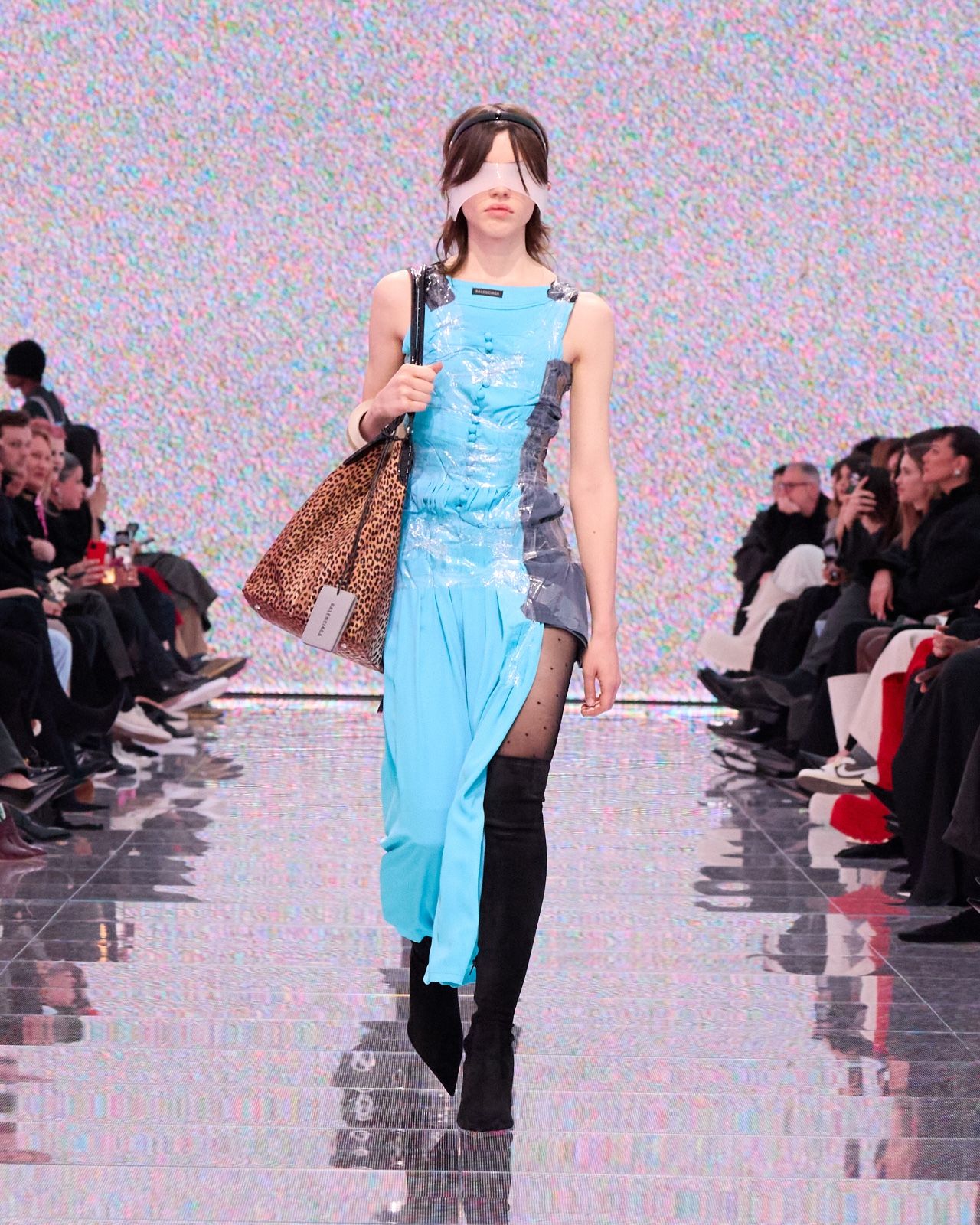 Balenciaga bán vòng tay 81 triệu y chang cuộn băng dính, netizen than trời: "Đừng lố nữa quá mệt rồi!"- Ảnh 3. Balenciaga bán vòng tay 81 triệu y chang cuộn băng dính, netizen than trời: "Đừng lố nữa quá mệt rồi!"- Ảnh 3.