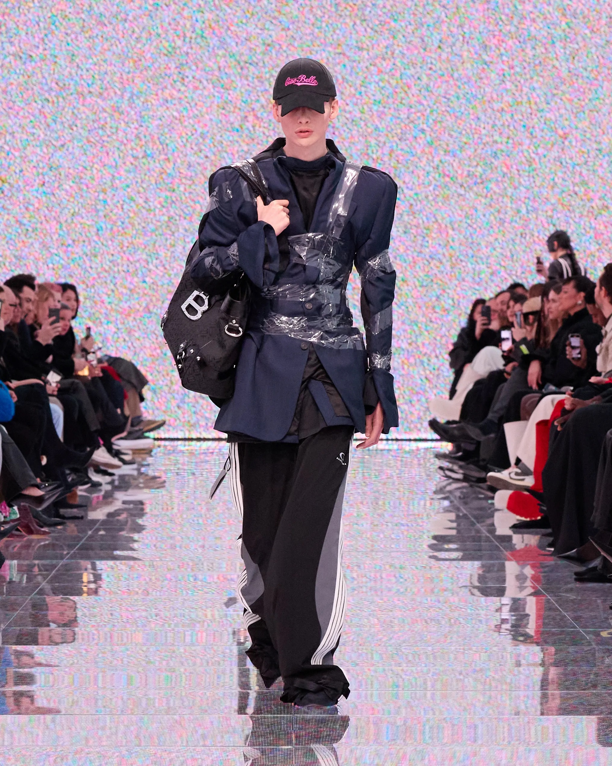 Balenciaga bán vòng tay 81 triệu y chang cuộn băng dính, netizen than trời: "Đừng lố nữa quá mệt rồi!"- Ảnh 4. Balenciaga bán vòng tay 81 triệu y chang cuộn băng dính, netizen than trời: "Đừng lố nữa quá mệt rồi!"- Ảnh 4.