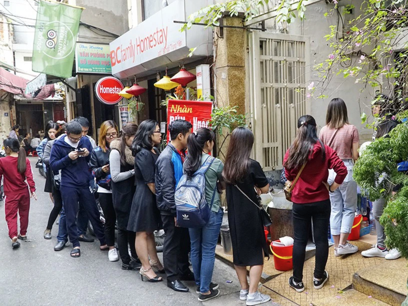 Khách hàng nói gì về bún ngan Nhàn: Nổi tiếng là hay "chửi khách" nhưng sao vẫn đông?- Ảnh 1.