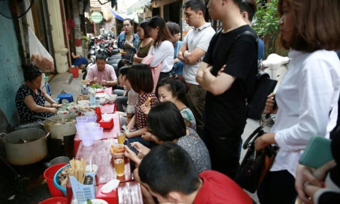 Khách hàng nói gì về bún ngan Nhàn: Nổi tiếng là hay "chửi khách" nhưng sao vẫn đông?- Ảnh 2.