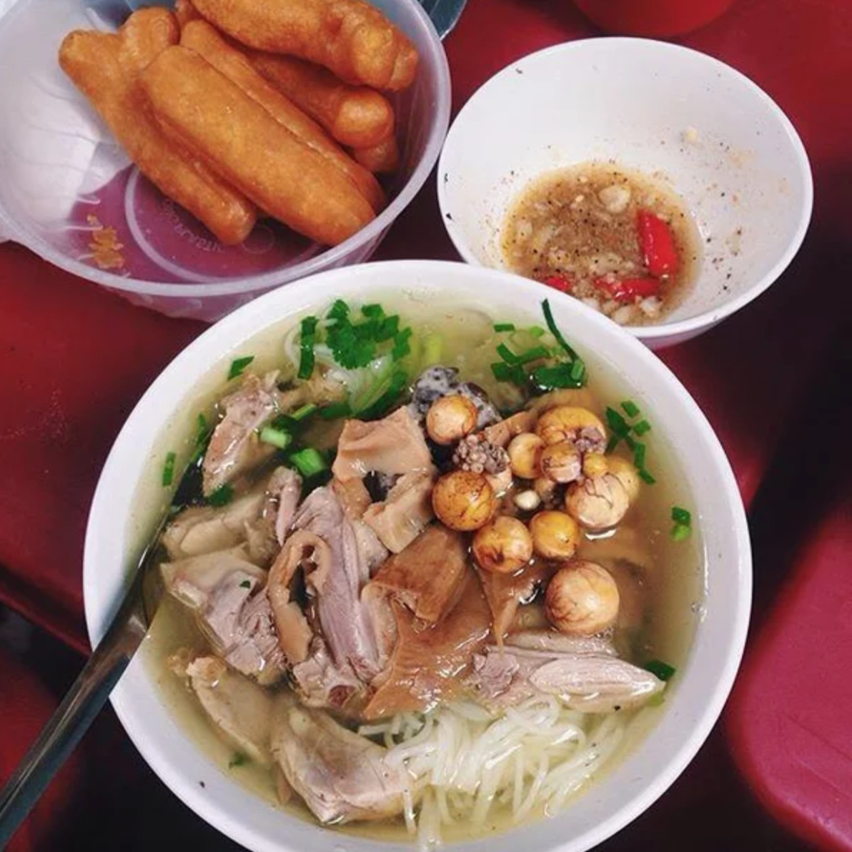 Khách hàng nói gì về bún ngan Nhàn: Nổi tiếng là hay "chửi khách" nhưng sao vẫn đông?- Ảnh 4.