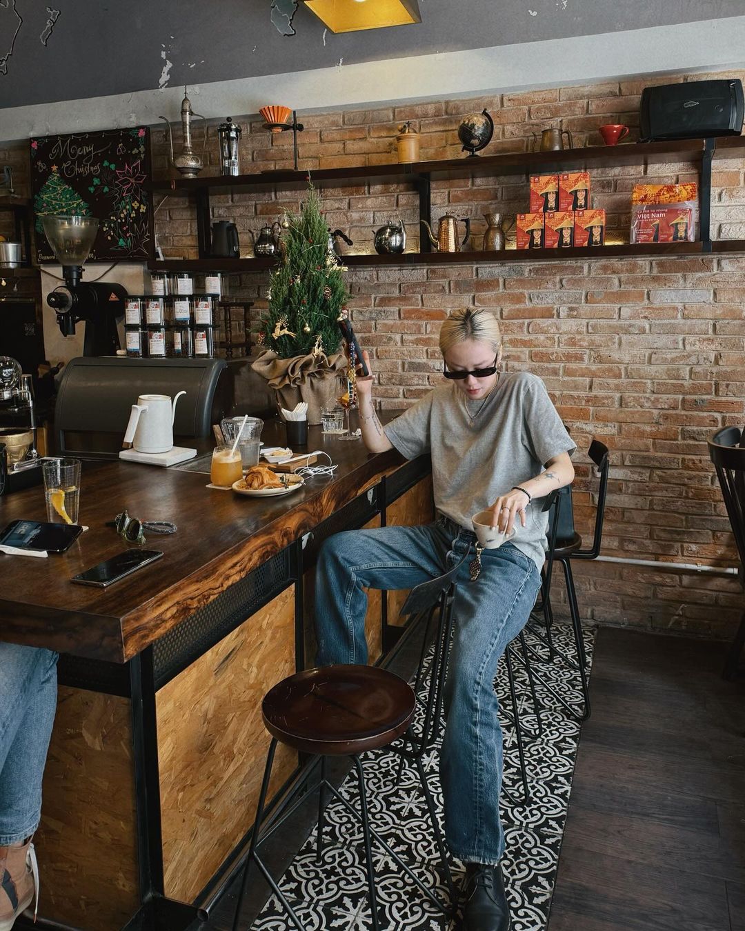 "Vợ quốc dân" Phương Ly có chiêu "cơi nới" chiều cao từ 1m55 thành 1m65 chỉ với 3 item cơ bản- Ảnh 1.