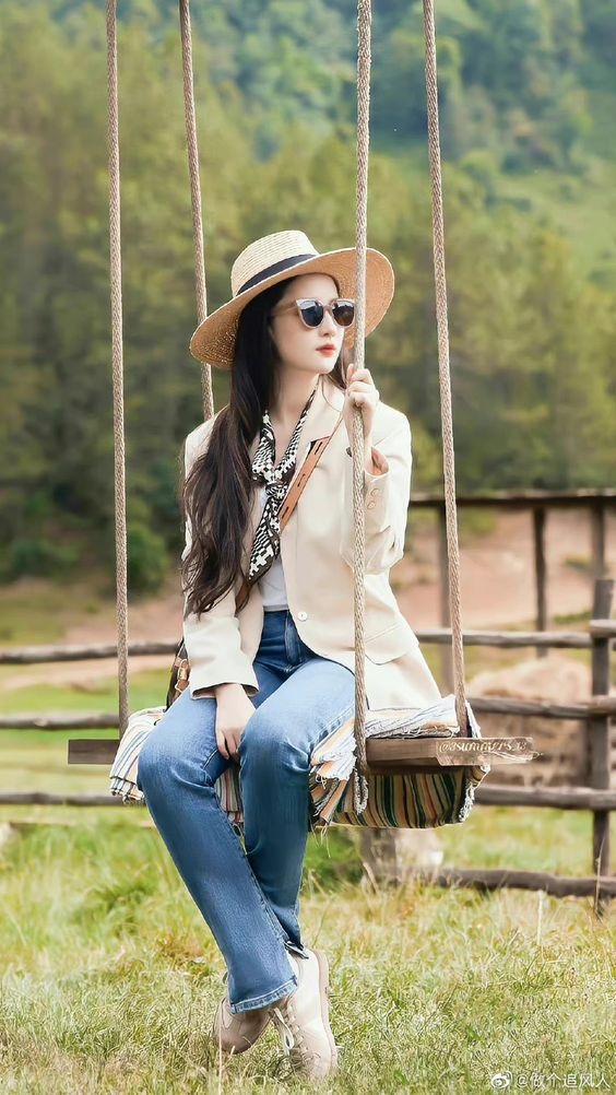 "Chị đẹp" Lưu Diệc Phi mê một kiểu quần: Sang chân, nịnh dáng, phối cùng item nào cũng "over hợp"- Ảnh 2.