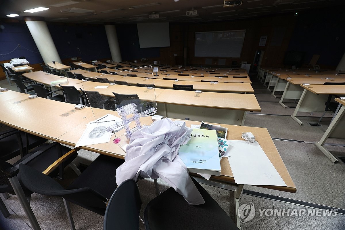 Trường y Hàn Quốc ngay lúc này: Giáo sư đồng loạt đòi bỏ việc, giảng đường "tê liệt" vì bị sinh viên tẩy chay- Ảnh 3.